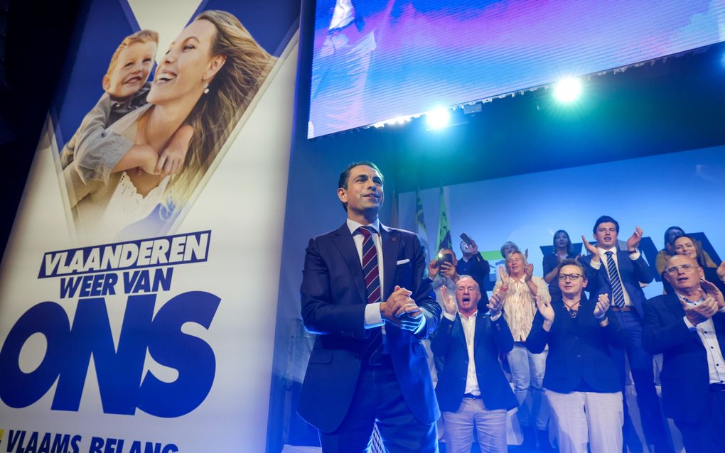 Tom Van Grieken, voorzitter van het radicaal-rechtse Vlaams Belang woont een partijcongres bij voorafgaand aan de nationale en Europese verkiezingen. beeld EPA, Olivier Hoslet. 