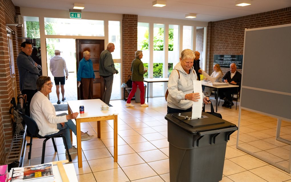 Goudse kiezers leveren hun stem in. beeld Cees van der Wal  