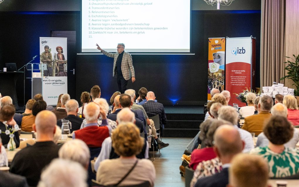 Andries Knevel (op het podium) sprak donderdagavond op een inspiratiebijeenkomst van de bonden GZB, HGJB en IZB in Nijkerk. beeld André Dorst