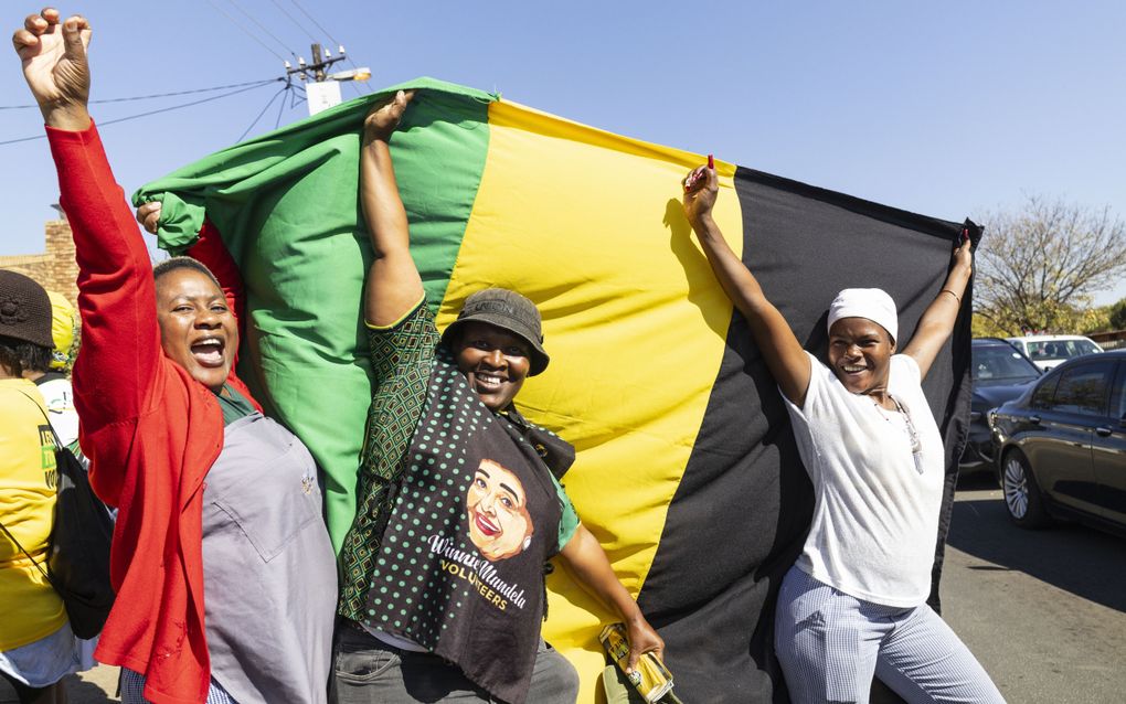 Aanhangers van het Afrikaans Nationaal Congres zwaaien in Pretoria met de partijvlag. beeld EPA, Kim Ludbrook