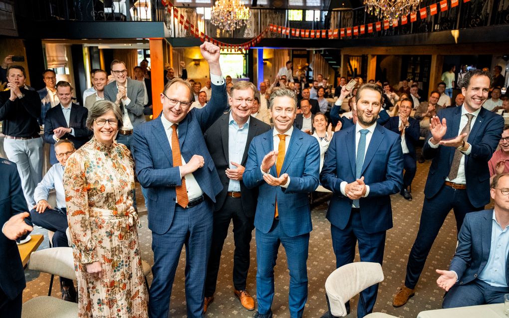 SGP’ers waren donderdagavond bij elkaar in Echteld om naar de exitpolls te kijken. Foto: v.l.n.r. Mirjam Ruissen, Europarlementariër Bert-Jan Ruissen, de Tweede Kamerleden Diederik van Dijk, Chris Stoffer en André Flach en beleidsadviseur Peter Smit. beeld Cees van der Wal
