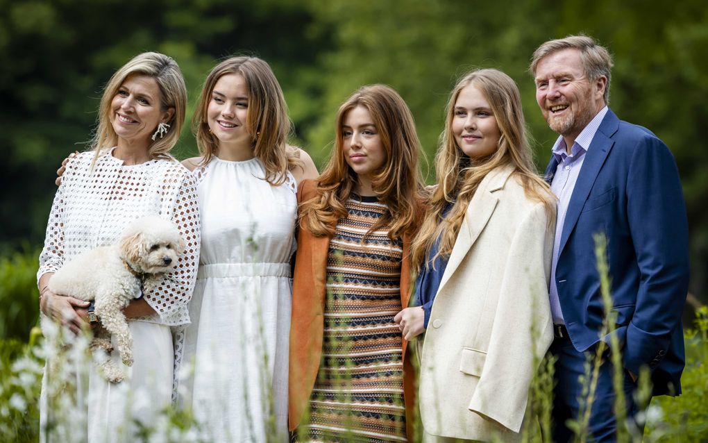 Koning Willem-Alexander en koningin Maxima met hond Mambo samen met prinsessen Amalia , Alexia  en Ariane tijdens de traditionele fotosessie van de koninklijke familie op Paleis Huis ten Bosch. beeld ANP, Remko de Waal 