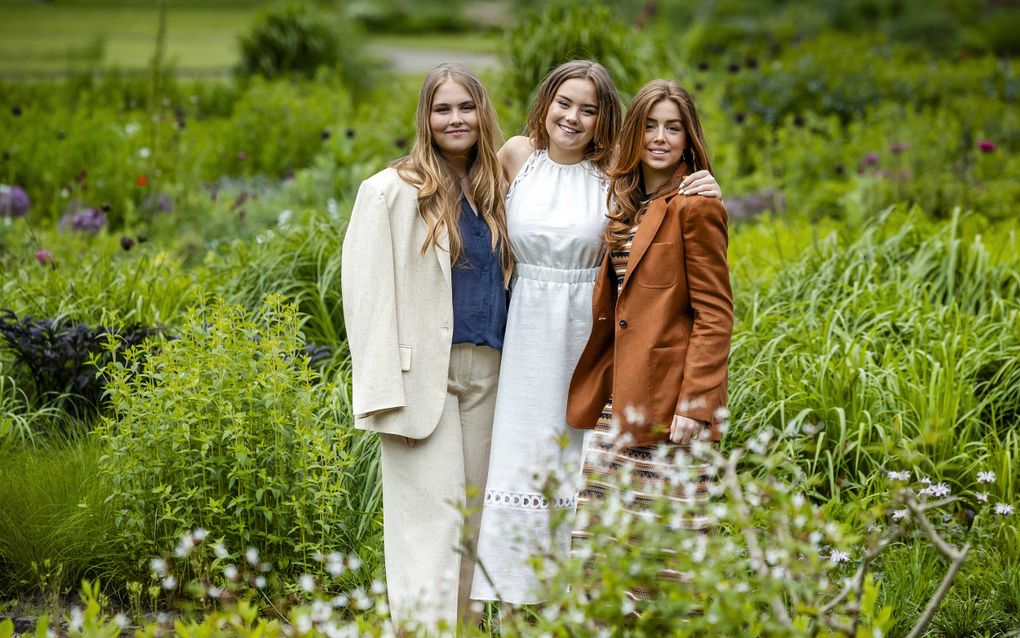 Prinsessen Amalia, Ariane en Alexia tijdens de traditionele fotosessie van de koninklijke familie op Paleis Huis ten Bosch. ANP REMKO DE WAAL