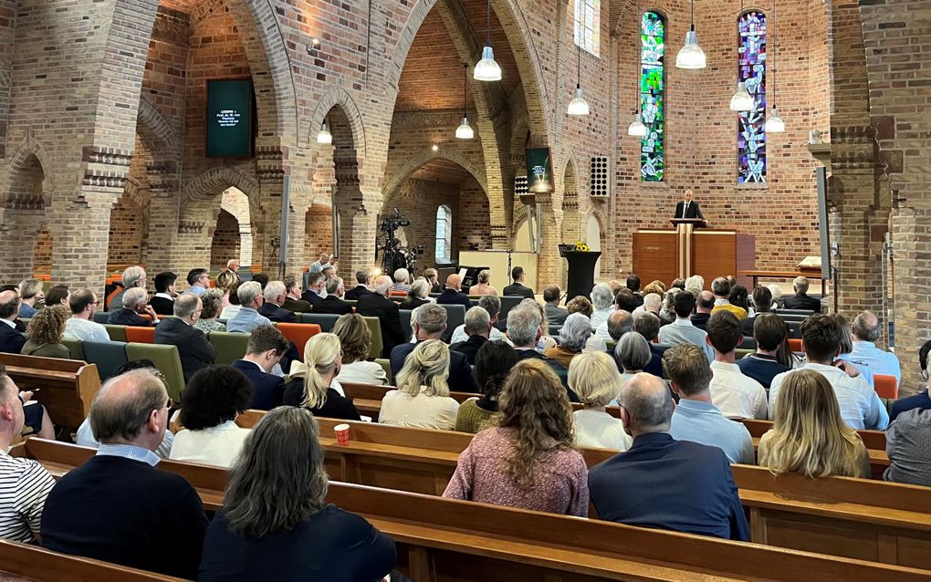 Prof. dr. W. van Vlastuin sprak vrijdagavond in de Apeldoornse Victorkerk op het symposium ‘Hervormd bloed’. De bijeenkomst, ter gelegenheid van het 50-jarig ambtsjubileum van de hersteld hervormde emeritus predikant dr. R. van Kooten, trok ongeveer 130 belangstellenden. beeld RD