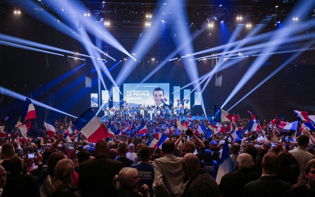 De Franse radicaal-rechtse partij Rassemblement National van Marine Le Pen houdt voor de Europese verkiezingen een campagnebijeenkomst in Parijs. Op de beelden vooraan is Europees lijsttrekker Jordan Bardella zichtbaar.  De partij haalde bij de Europese verkiezingen ruim 30 procent van de Franse stemmen. beeld EPA, André Pain