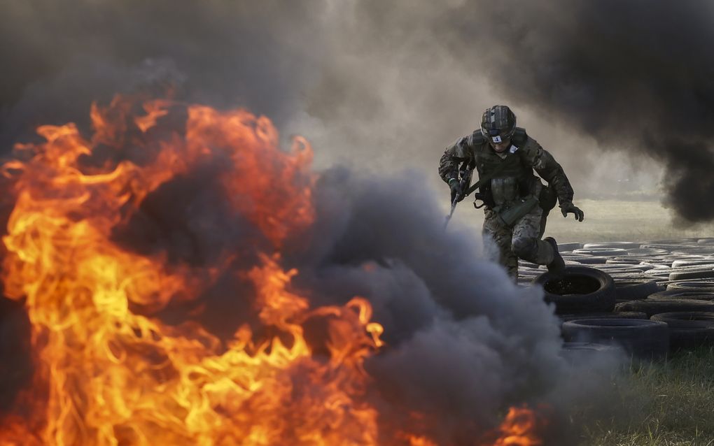 Een Oekraïense militair tijdens een training. beeld EPA, Sergey Dolzhenko