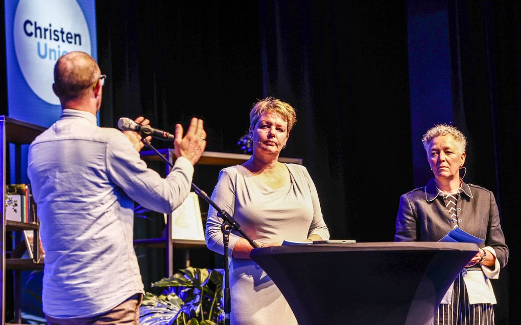 CU-vicevoorzitter Harmke Vlieg (m.), en CU-voorzitter Ankie van Tatenhove-Meesen (r.) tijdens het 45e partijcongres, in 2022, van de ChristenUnie. beeld ANP, Vincent Jannink