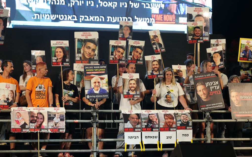 Israëliërs demonstreren zaterdag in Tel Aviv voor de vrijlating van alle resterende gijzelaars. beeld EPA, Abir Sultan