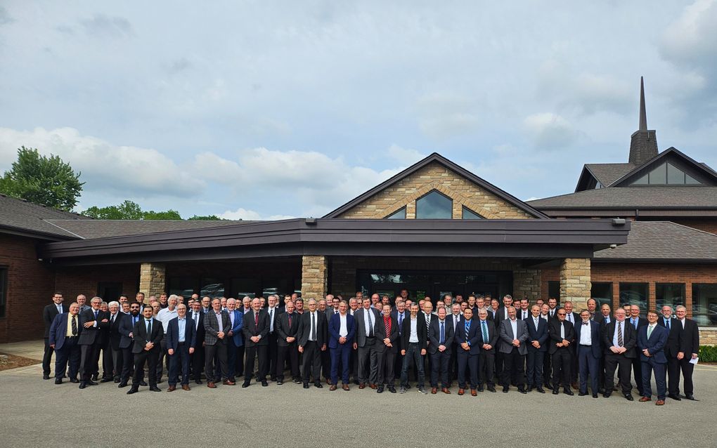 Groepsfoto van de afgevaardigden van de synoden van de HRC en de FRC in Dundas (Canada). beeld ds. Jerrold Lewis