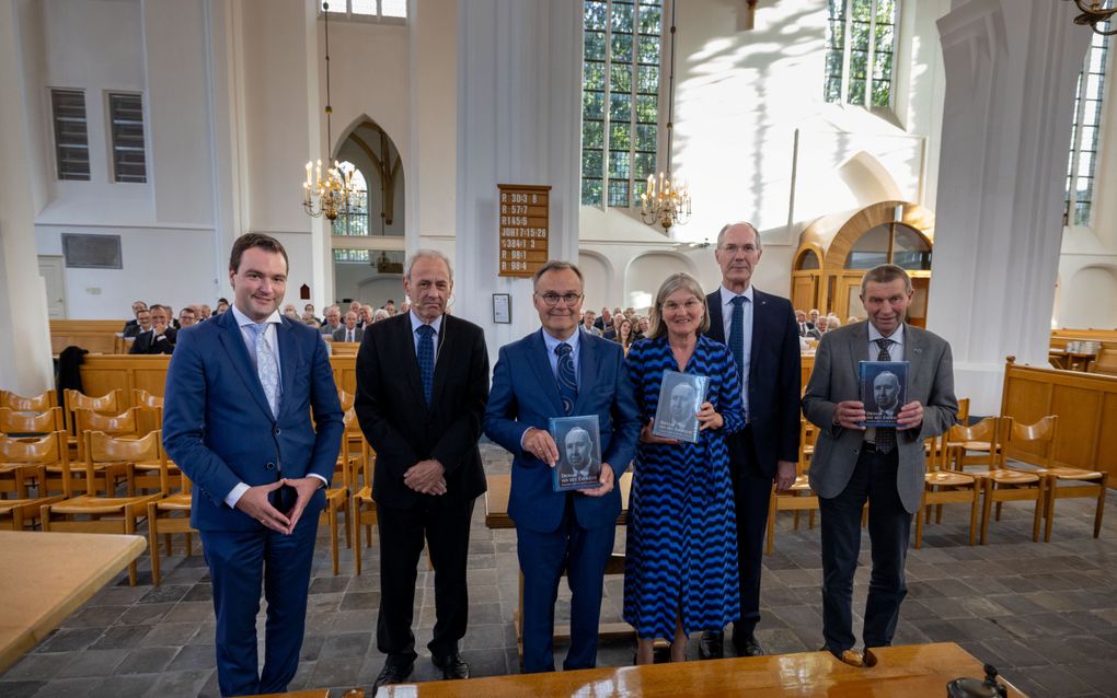 In de Grote of Stephanuskerk in Hasselt had dinsdagavond de presentatie plaats van het verzameld werk van de hervormde theoloog drs. K. (Klaas) Exalto. V.l.n.r.: René Heij van uitgeverij De Banier, ds. H. Westerhout, zoon D.W. Exalto, het echtpaar ds. J.A.W. Verhoeven en J. Pierik. beeld Freddy Schinkel