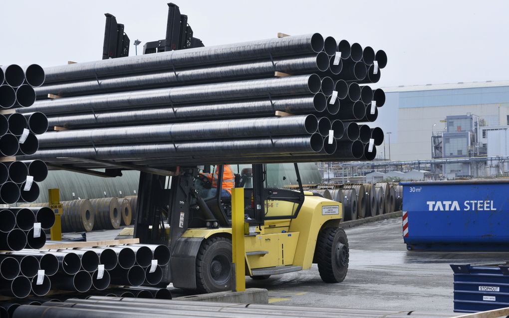 Een heftruck verplaatst stalen buizen op het bedrijfsterrein van Tata Steel Tubes in Zwijndrecht. beeld Peter Hilz