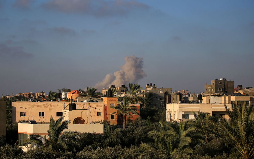 Rookpluimen boven de Gazastrook na een Israëlische luchtaanval dinsdag. beeld AFP, Eyad Baba.  