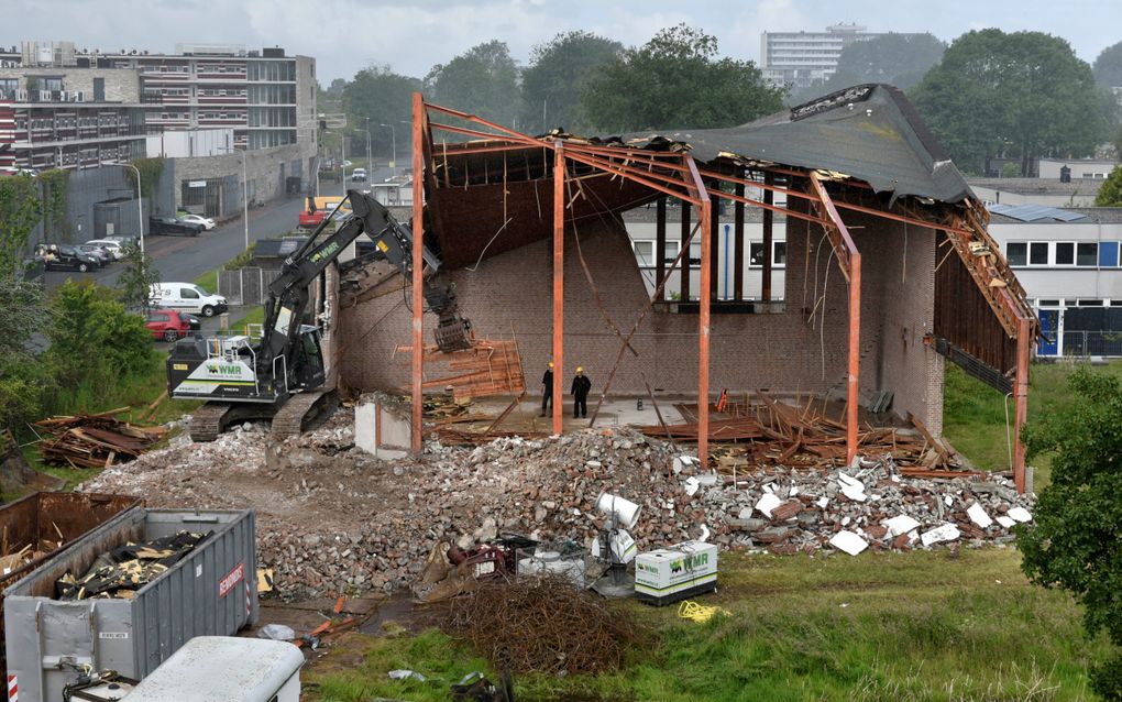 Ruim twaalf jaar nadat de laatste kerkdienst er werd gehouden, op 20 mei 2012, wordt de Adelaarkerk in Leeuwarden gesloopt. Meer dan een decennium stond het bedehuis leeg, wachtend op een nieuwe bestemming. Op de plek komen straks 67 zorgappartementen. De Adelaarkerk werd in 1972 gebouwd als derde kerkgebouw voor de gereformeerde kerk in de Friese hoofdstad. beeld Marchje Andringa