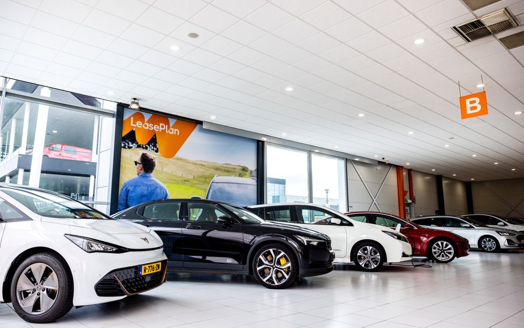  Tweedehands elektrische auto's in een showroom van Leaseplan. beeld ANP, Rob Engelaar