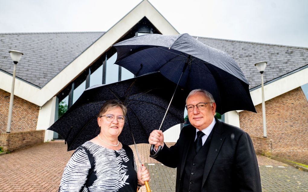 Het echtpaar Egas voor de christelijke gereformeerde kerk in Damwâld. beeld Hoge Noorden, Jacob van Essen