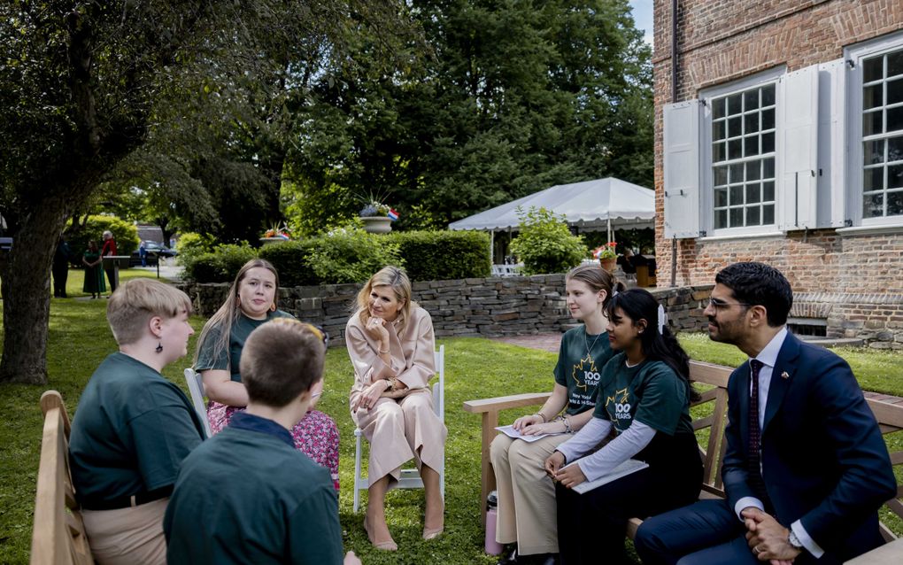 Koningin Máxima in gesprek met jongeren over klimaat en een gezonde leefomgeving. De ontmoeting in Albany had plaats bij de Schuyler Mansion, het huis uit 1763 van de Nederlanders Philip J. Schuyler en Catharine van Rensselaer. beeld ANP, Remko de Waal