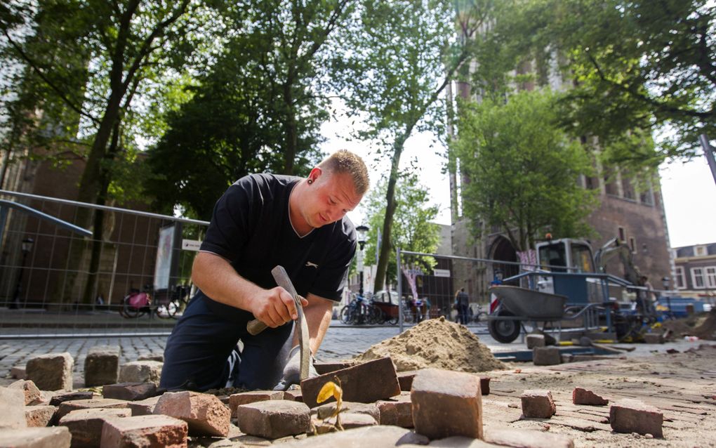 Een stratenmaker aan het werk in Utrecht. Als hij zzp’er is, moet hij zich straks verplicht verzekeren. beeld ANP, Jeroen Jumelet