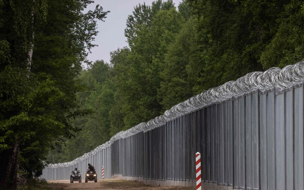 Poolse grenswachten patrouillerren langs de Pools-Wit-Russische grens bij het dorpje Tołcze in Noordoost-Polen. beeld AFP, Wojtek Radwanski