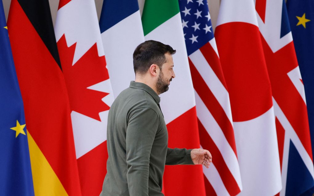 De Oekraïense president Volodymyr Zelensky arriveert donderdag bij de G7-top in Italië. Buiten Oekraïne oogst Zelensky vrijwel louter applaus, in eigen land klinkt ook kritiek. beeld AFP, Ludovic Marin 