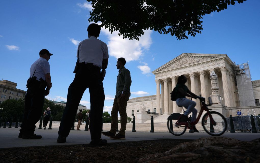 Agenten staan voor het hooggerechtshof in de Amerikaanse hoofdstad Washington D.C. Opperrechters hebben besloten dat er geen reden is om toegang tot de abortuspil Mifepriston te betwisten. beeld AFP, Andrew Harnik