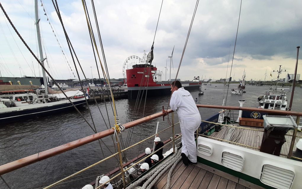 Het Poolse opleidingsschip Dar Mlodziezy vaart de haven van Delfzijl binnen. beeld Riekelt Pasterkamp