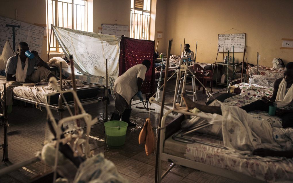 Congolese burgers die gewond zijn geraakt bij aanvallen van de islamitische rebellenbeweging ADF worden behandeld in een ziekenhuis in de provincie Noord-Kivu. beeld AFP, Alexis Huguet