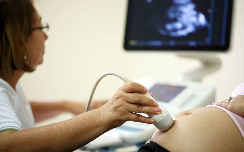 Zwangere vrouw ondergaat een echo. Een besmetting met de vijfde ziekte kan bij de twintigwekenecho worden opgespoord. beeld iStock