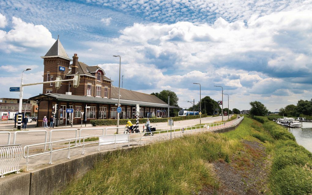 Station Kampen is het eindpunt van het Kamperlijntje, dat in Zwolle begint. Tussen het station en de binnenstad van Kampen stroomt de rivier de IJssel. beeld RD, Anton Dommerholt