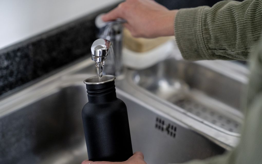 Een flesje water vullen is voor huishoudens in Goor deze week niet vanzelfsprekend. Zij krijgen zondag het advies om al het drinkwater drie minuten te koken. beeld ANP, Sander Koning