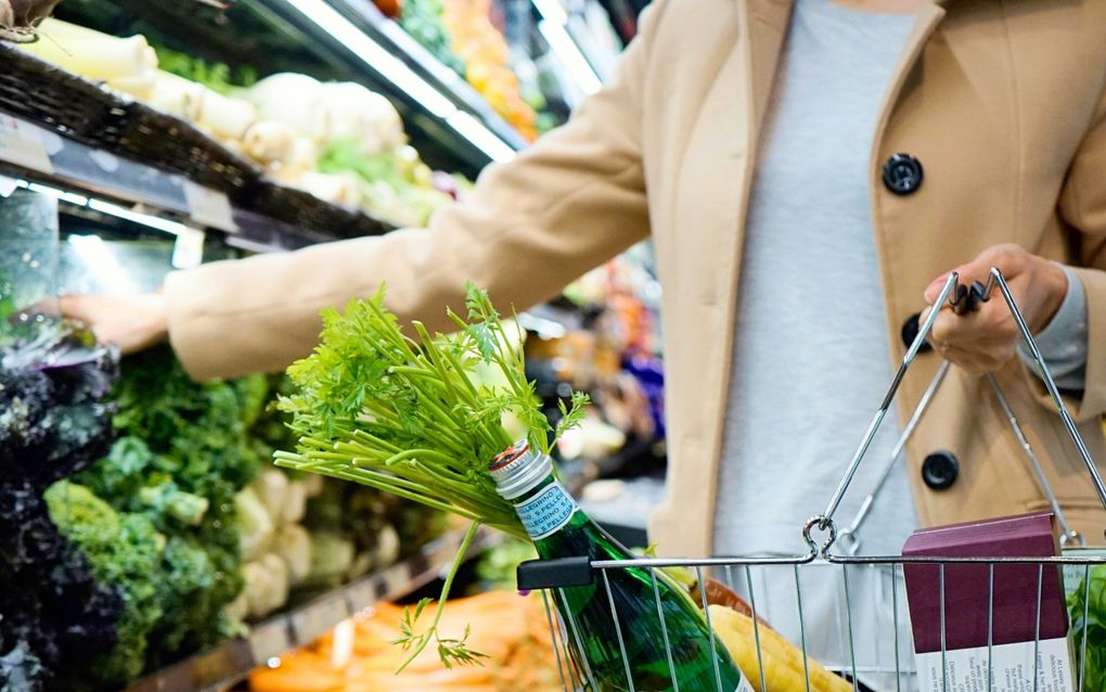 Supermarkten zoals Jumbo en Lidl zien hun omzet wel stijgen, maar neemt het daadwerkelijke aantal verkochte producten juist af. beeld Unsplash