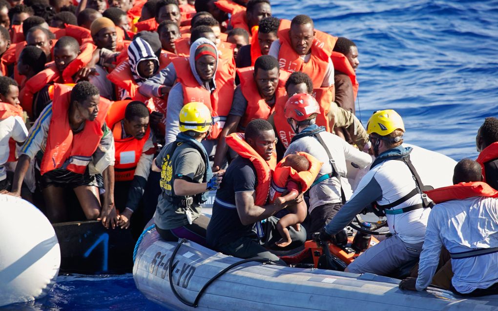 Migranten op de Middellandse Zee. beeld Jaco Klamer