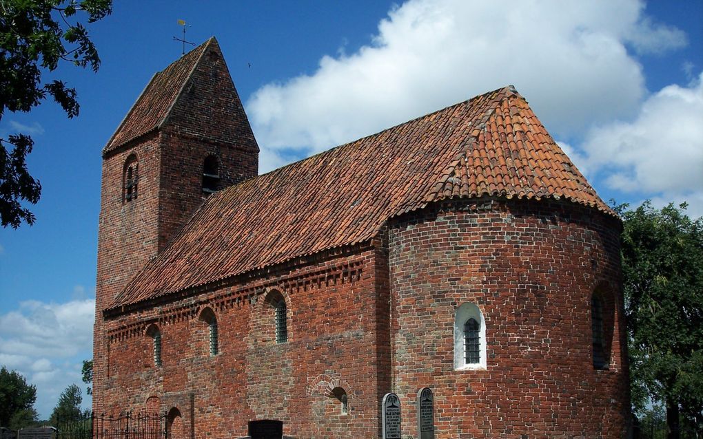 Middeleeuwse kerk in Marsum, bij Appingedam, omringd door graven. beeld RD