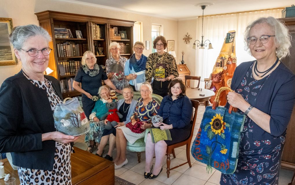 V.l.n.r.: Laura, achter de bank Truus, Lianne, Heleen en Margé, op de bank Corrie, Willy en Lien. Ernaast Micheline en staand Karolien. Twee vrouwen staan niet op de foto. beeld Dirk-Jan Gjeltema