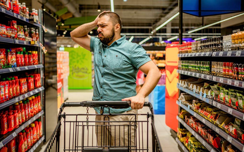 Een klant van een supermarkt raakt gefrustreerd als hij een product niet kan vinden. beeld iStock