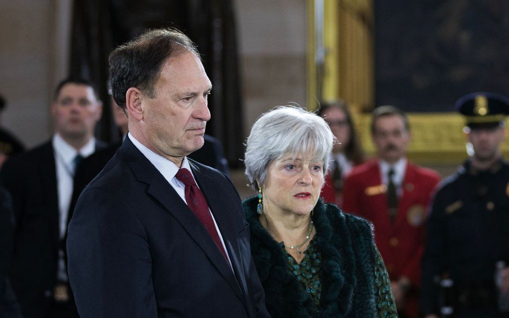 De Amerikaanse operrechter Samuel Alito en zijn vrouw Martha Ann. Alito ligt onder vuur wegens mogelijke partijdigheid in de zaak rond de immuniteit van oud-president Donald Trump. beeld AFP, Alex Edelman