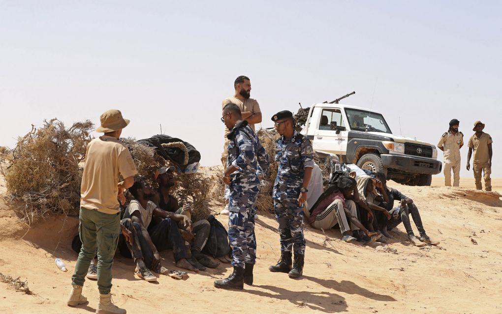 Libische grenswachten redden migranten uit landen ten zuiden van de Sahara die beweren door de Tunesische autoriteiten in de woestijn te zijn achtergelaten zonder water of onderdak. beeld AFP, Mahmud Turkia