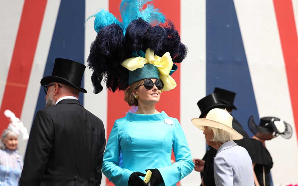 Racebezoekers wonen de eerste dag van Royal Ascot bij in Ascot, Groot-Brittannië. Royal Ascot is de meest prestigieuze paardenrace en sociaal evenement van Groot-Brittannië dat plaatsvindt van 18 tot 22 juni 2024. beeld EPA, Neil Hall