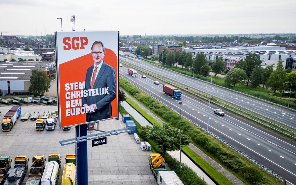 Een reclame voor de SGP langs de A15 bij Hardinxveld-Giessendam. beeld Cees van der Wal