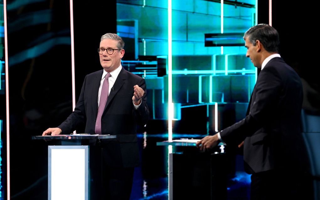 Labourleider Keir Starmer (links) en premier Rishi Sunak van de Conservatieve Partij (rechts) tijdens het eerste televisiedebat. beeld EPA, Jonathan Hordle