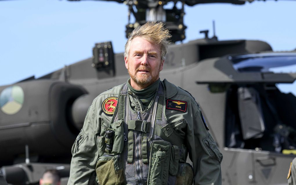 Koning Willem-Alexander tijdens een helikopteroefening TAC Blaze UK op Carlisle Airport in het Verenigd Koninkrijk. Deze oefening van het Defensie Helikopter Commando staat in het teken van trainen in tactisch laagvliegen bij radardreiging en het ontwijken van vijandelijke radarsystemen. beeld ANP, Patrick van Emst