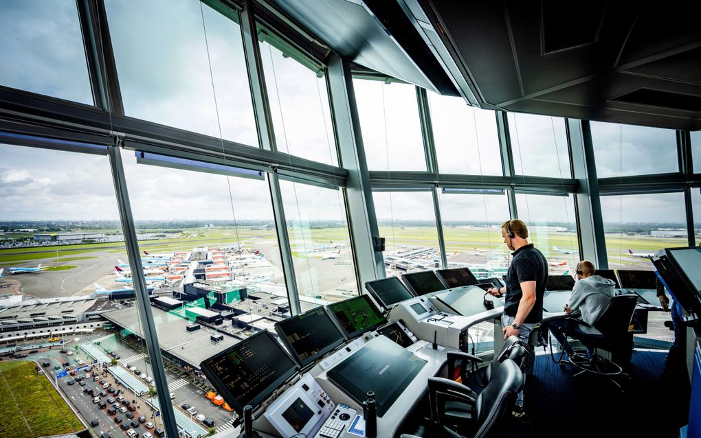 Luchtverkeersleiders aan het werk in de verkeerstoren van Schiphol. De luchthaven kocht vorig jaar de stikstofruimte van negen boerderijen op om een natuurvergunning te verkrijgen. beeld ANP, Jeffrey Groeneweg