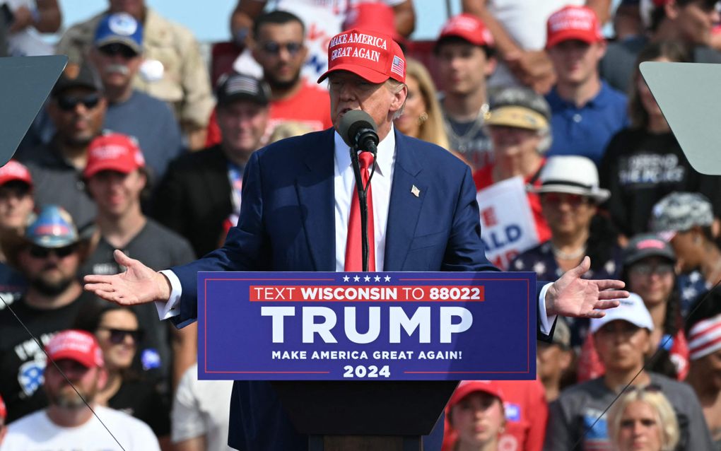 De Amerikaanse oud-president Donald Trump spreekt aanhangers toe op een campagnebijeenkomst in Racine, Wisconsin. beeld AFP, Jim Watson