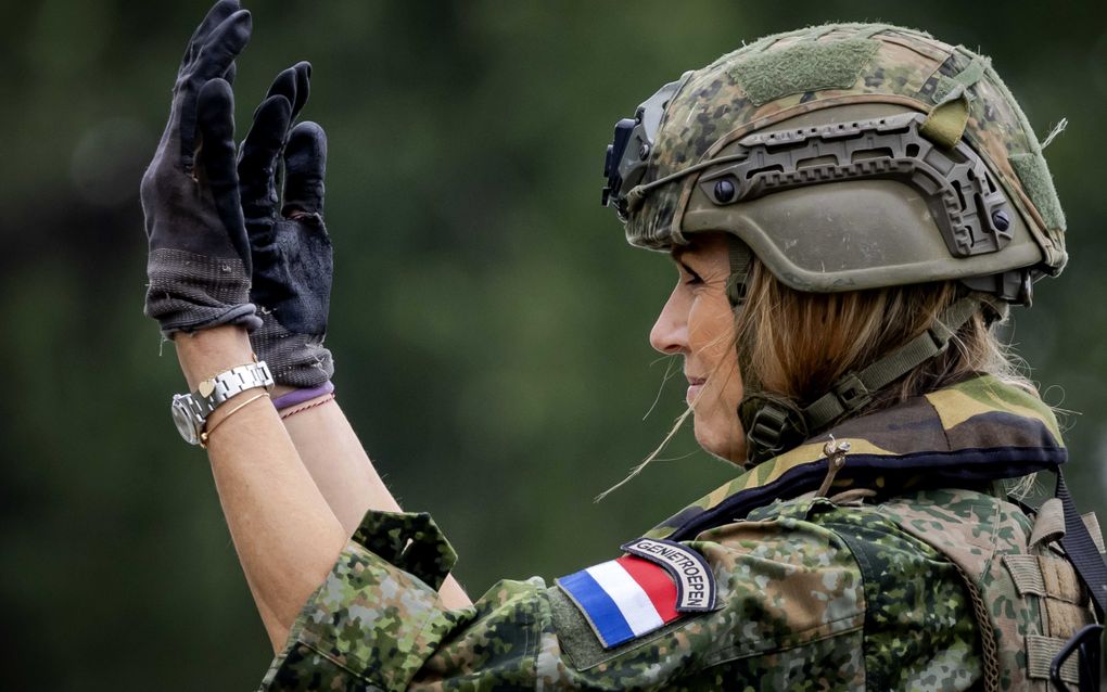 Koningin Máxima neemt donderdag in camouflagepak deel aan een oefening van het Regiment Genietroepen. beeld ANP, Robin van Lonkhuijsen