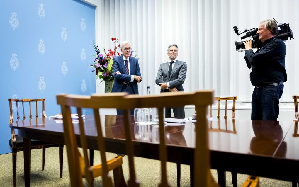 Formateur Richard van Zwol en beoogd premier Dick Schoof wachten op de binnenkomst van kandidaat-staatssecretaris Nora Achahbar. beeld ANP, Remko de Waal