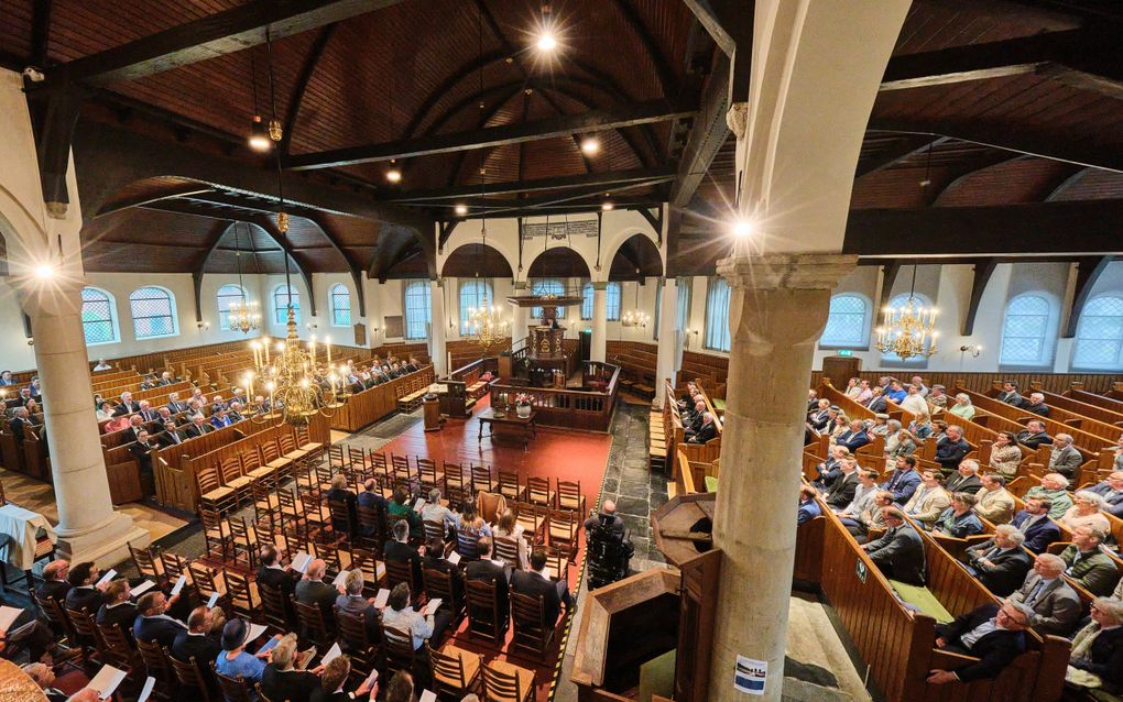 In de Grote of Laurentiuskerk in Rijnsburg werd donderdagavond een bidstond gehouden voor de generale synode van de Christelijke Gereformeerde Kerken. beeld Fred Libochant Fotografie