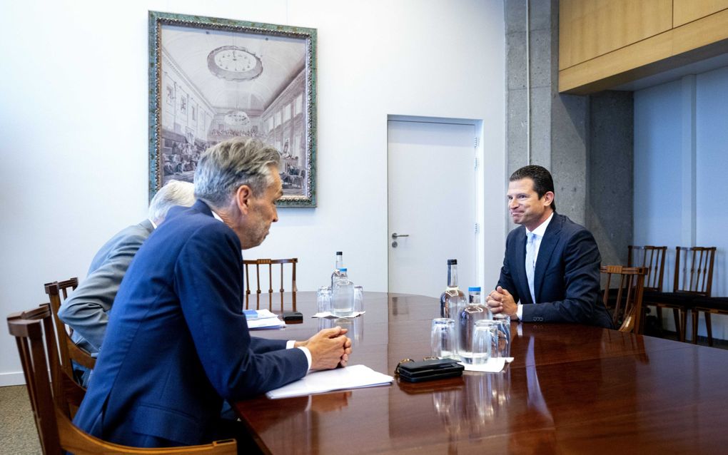 Beoogd minister van Economische Zaken, PVV-kandidaat Dirk Beljaarts, in gesprek met formateur Van Zwol en beoogd premier Schoof. beeld ANP, Ramon van Flymen