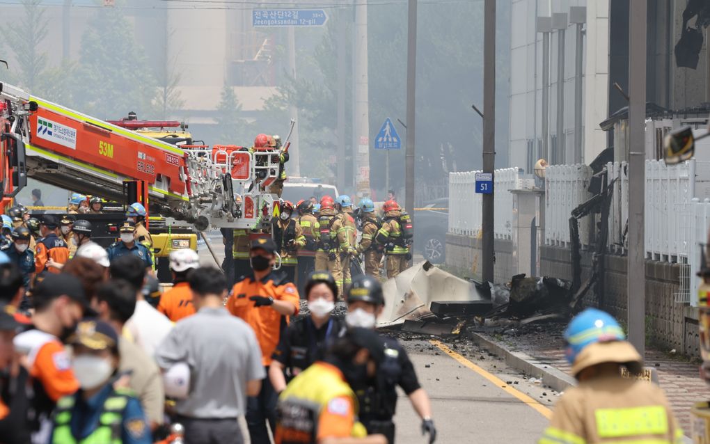 In de Zuid-Koreaanse stad Hwaseong is een grote brand uitgebroken in een lithiumbatterijfabriek. beeld EPA/YONHAP