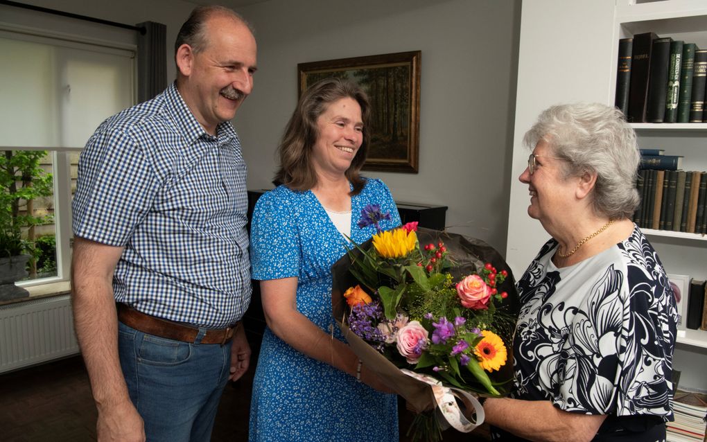 Jannie Wildeman (r.)geeft een bloemetje aan Erik en Geri Blonk. „Ze zorgen ervoor dat alles op rolletjes loopt.” beeld Ruben Meijerink 