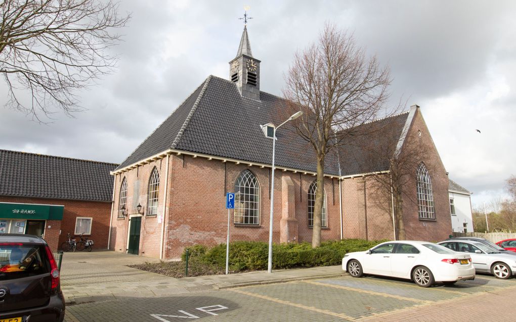 Hervormde kerk in Stellendam, met links verenigingsgebouw De Rank. beeld Anton Dommerholt