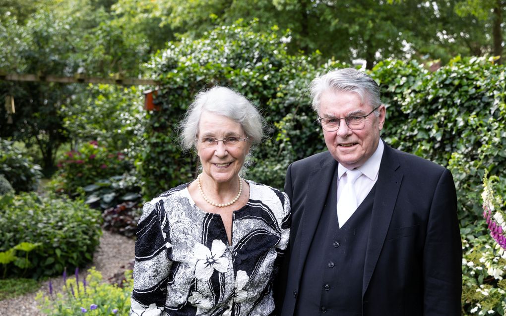 Prof. Baars en zijn echtgenote in de tuin van hun huis in Woudenberg. beeld RD,  Anton Dommerholt